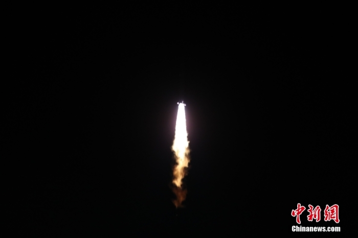 北京时间2023年7月27日4时02分，中国在西昌卫星发射中心使用长征二号丁运载火箭，采取一箭三星方式，成功将遥感三十六号卫星发射升空，卫星顺利进入预定轨道，发射任务获得圆满成功。张英健 摄